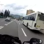 Dieser Motorradfahrer sieht wie ein Mann seinen Bus verpasst und reagiert überraschend