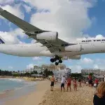 Auf Saint Martin liegt der Flughafen nur 20 Meter vom Strand entfernt
