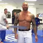 WWE-Star Bautista muss für seinen neuen Jiu-Jitsu-Gürtel bei einem schmerzhaften Ritual leiden