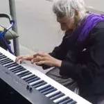 Alte Frau überrascht Fußgänger mit fantastischem Klavierspiel