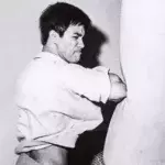 Bruce Lee trainiert am Boxsack: Ein seltener Moment