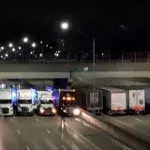 13 LKW stellen sich unter eine Autobahnbrücke, um etwas Schreckliches zu verhindern
