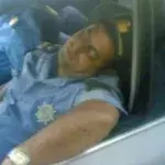 Was kann passieren, wenn zwei Polizisten auf Streife einschlafen?
