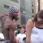 Er ist so gelenkig, dass man sich fragen muss, ob er ein menschliches Wesen ist