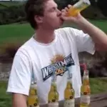 Er trinkt sechs Bier in Rekordzeit und blamiert sich vor seinen Freunden
