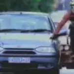 Der Radfahrer hätte sich lieber nicht an diesem Auto anlehnen sollen!