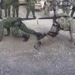 Ein amerikanischer und ein kanadischer Soldat liefern sich einen sportlichen Kampf