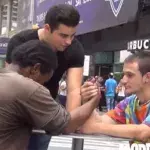 Dieser Obdachlose gewinnt 100 Dollar doch seine Reaktion ist unbezahlbar