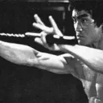 Bruce Lee zündet Streichhölzer mit einem Nunchaku an