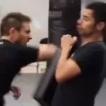 Krav Maga: Diese Technik zeigt euch, wie ihr mit einem einzigen Ellenbogenschlag den Gegner lähmen können