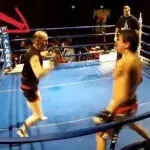 Er schlägt mit 62 Jahren einen halb so alten Boxer K.o.!