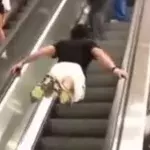 Auf einer Rolltreppe! Was für ein Street Workout