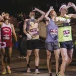 Lewis Kent schlägt den Weltrekord der „Beer Mile“, dem etwas anderen Wettkampf