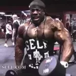 Kali Muscle regt sich mit enormen Gewichten ab!