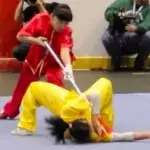 Wushu: Die beiden Kämpferinnen zeigen eine Demonstration, bei der der kleinste Fehler unverzeihlich wäre