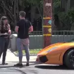Verpassen Sie nicht die Reaktion dieser Frau, die sich von einem Lamborghini verführen lässt