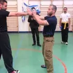 Lior Offenbach demonstriert beeindruckende Selbstverteidigungtechniken von Krav-Maga