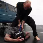 Roy Elghanayan mischt mit Krav Maga die Polizei auf