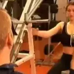 Mitten in einem Fitnessstudio verliert diese Frau ihren BH. Seht die Reaktionen der Männer an!