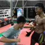 Dieser Mann hat so starke Bauchmuskeln, dass er als ein lebendiger Punching-Ball dienen kann