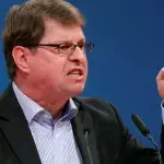 Streit um Familiennachzug: SPD-Mann attackiert CSU-Heimatminister Seehofer mit deutlichen Worten