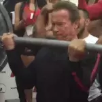 Schafft es Arnold Schwarzenegger trotz 68 Jahren 226 kg zu stemmen?