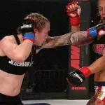 Invicta FC: Kal Schwartz platziert einen der brutalsten Ellbogenschläge des Jahres