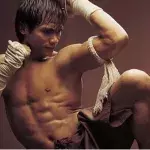 Kampfsport: Tony Jaa bei einer Kraftdemonstration im Ring
