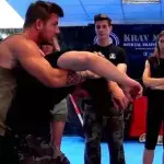 Wie befreit man sich in Krav Maga aus einem "Full Nelson"?