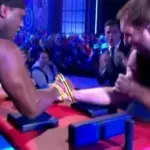 Nichts für schwache Nerven! Ben Ross verletzt sich schrecklich beim Armdrücken