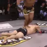MMA-Kämpfer feiert seinen Sieg mit einem Salto über seinen am Boden liegenden Gegner