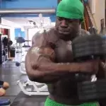 Kali Muscles wahnsinniges Training im Fitnessstudio