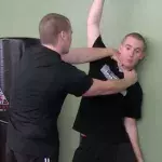 Krav Maga: Eine Technik, um sich aus einem Würgegriff an der Wand zu befreien