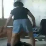 Fail: Er schafft es nicht, seine Gewichte zu stemmen und ruft seine Mutter zu Hilfe