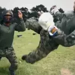 Asiatische Soldaten stellen ihre Kraft und Kampfkunst unter Beweis