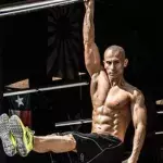 Street Workout: Frank Medranos atemberaubende Leistung an der Klimmzugstange