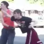 Keine Zurückhaltung! Dieser Junge haut seinen Kumpel K.O.
