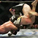 MMA: Eine außergewöhnliche Dominanz dank eines Armhebels in der Luft