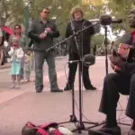 Er singt einen R'n'B-Klassiker am Straßenrand und begeistert die Passanten... Doch er bleibt nicht allein!