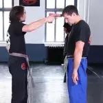 Self Defense: Wie entwaffnet man einen Angreifer mit einer Pistole?