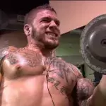 Joe Curls hebt 60 kg - Hanteln nach dem Training