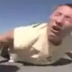 Fail: Er hat sich fast die Nase gebrochen, als er Liegestütze mit in die Hände klatschen macht
