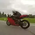 Fahrradfahrer liefert sich ein spontanes Rennen mit einem Biker