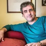 Yücel kritisiert Merkel und die Bundesregierung