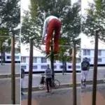 Muskelfail! Ihm fällt die Klimmzugstange auf den Kopf