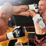 Ein Shaolin-Mönch steckt Schläge ein, ohne sich zu verteidigen