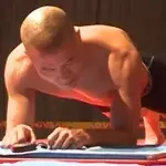 Ein Chinese erstellt den Weltrekord für Planks, indem er diese 4 Stunden und 26 Minuten hält!
