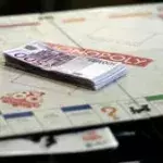Echtes Geld in den Monopoly-Packungen