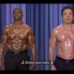 Jimmy Fallon und Terry Crews interpretieren 'Ebony and Ivory' auf sehr muskulöse und witzige Art