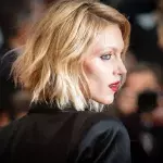 Dieses Model sorgt beim Filmfestival in Cannes für Aufregung, weil sie ein Kleidungsstück weggelassen hat